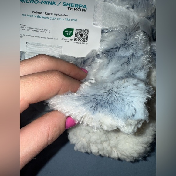 Royal Luxe Micro Mink Blanket - Picture 3 of 3